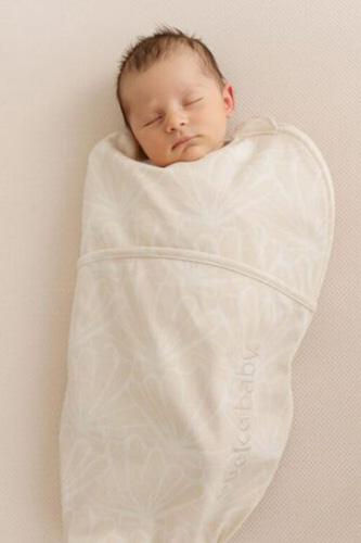 Babyinbakeren belangrijke informatie Vol Verwachting - Slapende baby die is ingebakerd