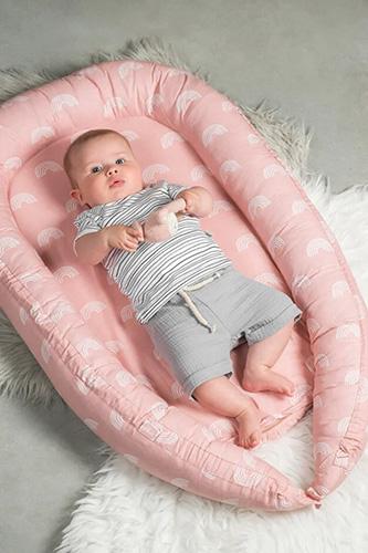 baby in babynestje vol verwachting Vol Verwachting - Baby in babynestje die de vorm van een baarmoeder heeft