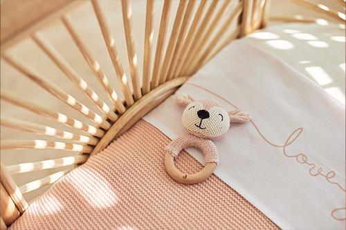 bed opmaken inbakeren vol verwachting Vol Verwachting - Kinderbedje opgemaakt met een knuffelbijtring