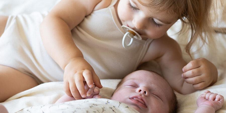 gast blog juun vol verwachting Vol Verwachting - Kinderen van Juun die elkaars handen vasthouden