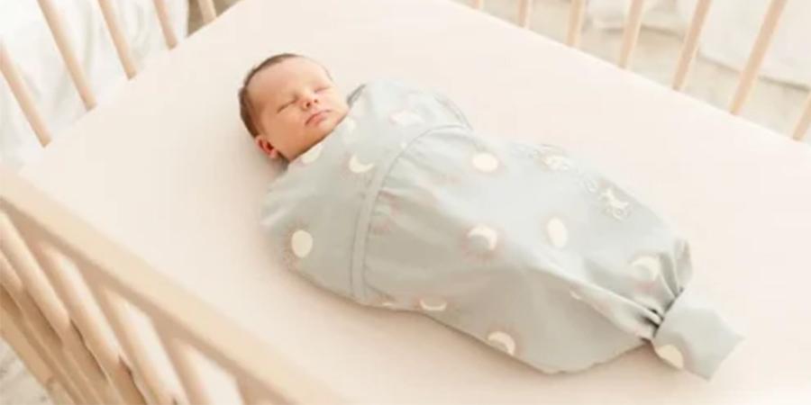 inbakeren baby volverwachting Vol Verwachting - Ingebakerde baby in slaap in de box